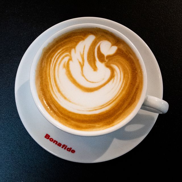 Preparación de café perfecto en casa con consejos de Bonafide: selección de granos, molienda, proporción y temperatura ideal del agua