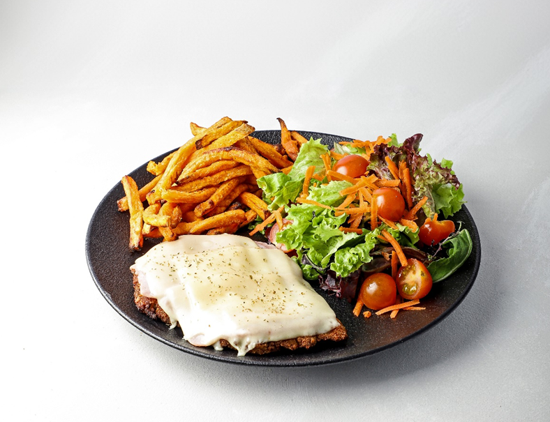 Milanesa Napolitana con papas camote y ensalada fresca.