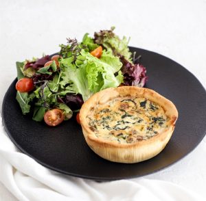 Quiche acompañado de ensalada fresca, variedad irresistible.