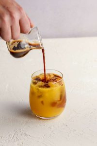 Café Tónic Naranja de Bonafide en un vaso con jugo de naranja, agua tónica y un shot de café, ideal para refrescarte este verano.