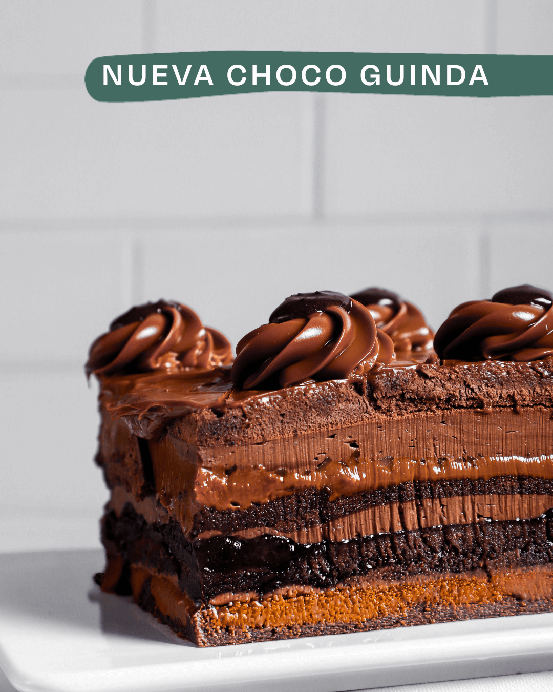 Torta choco guinda por trozo con chocolate, manjar, nueces y mermelada de guinda ácida”